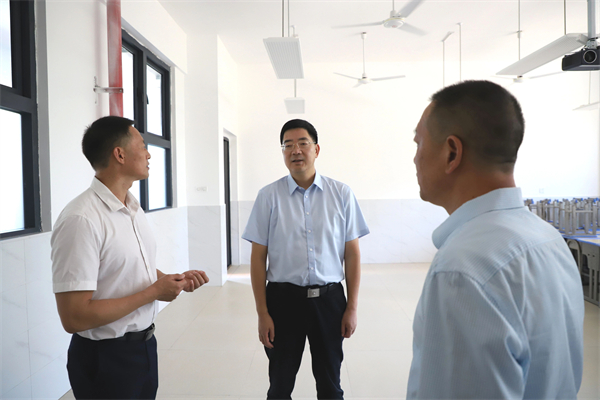 胡剑飞调研义务教育大班额化解工作：持续改善办学条件强化教师队伍建设